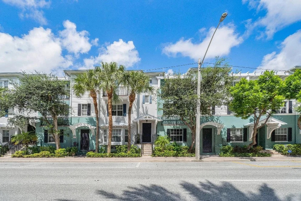 Unit for sale at 375 E Mallory Circle, Delray Beach, FL 33483
