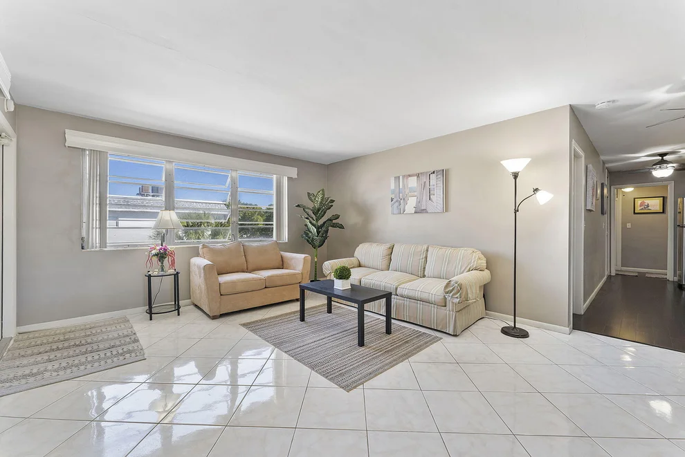 Unit for sale at 1300 S Broadway, Lantana, FL 33462