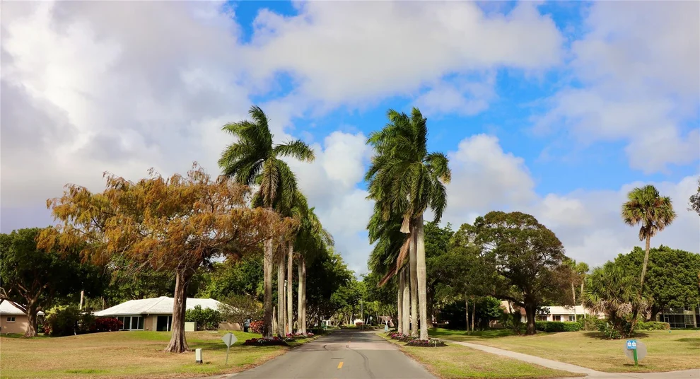Unit for sale at 3900 Oaks Clubhouse Drive, Pompano Beach, FL 33069