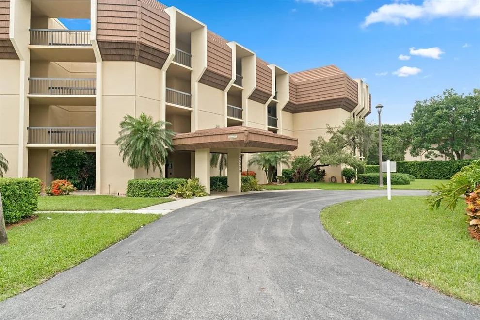 Unit for sale at 5390 Woodland Lakes Drive, Palm Beach Gardens, FL 33418