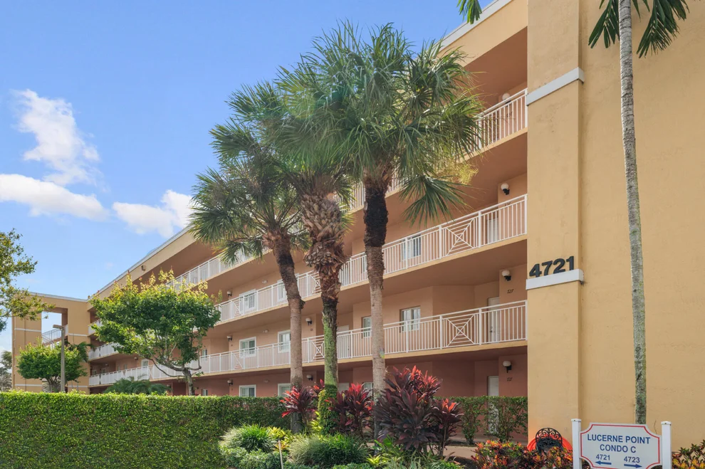 Unit for sale at 4721 E Lucerne Lakes Blvd E, Lake Worth, FL 33467