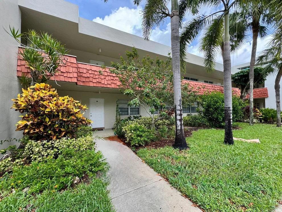 Unit for sale at 901 Cypress Terrace, Pompano Beach, FL 33069