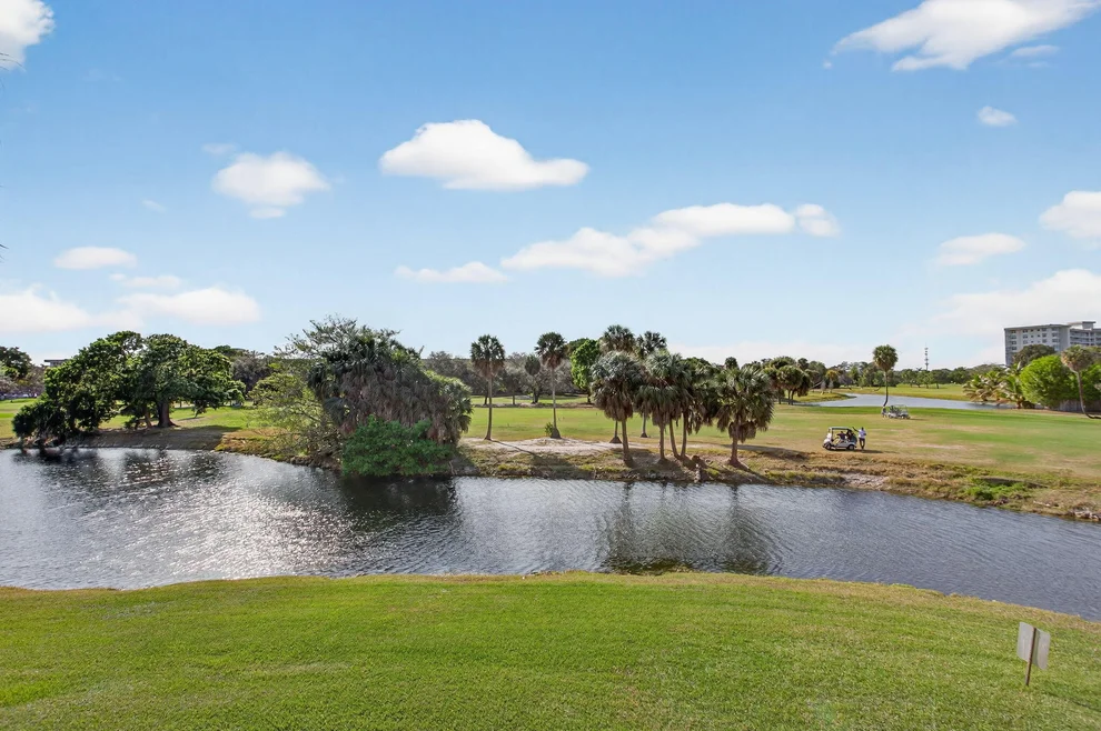 Unit for sale at 555 Oaks Lane, Pompano Beach, FL 33069