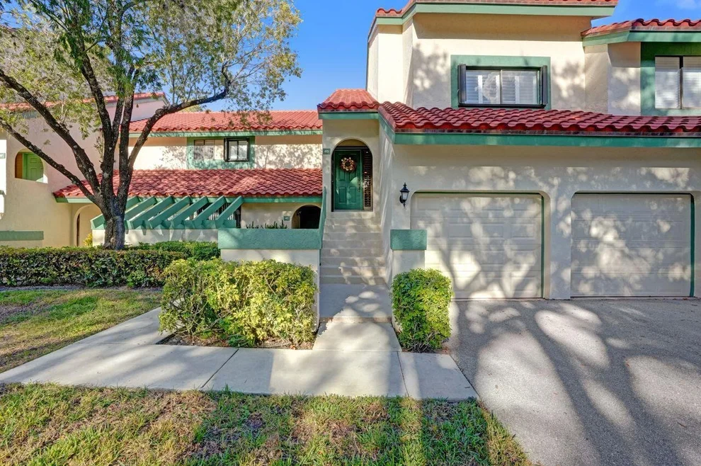 Unit for sale at 4 Lexington Lane E, Palm Beach Gardens, FL 33418