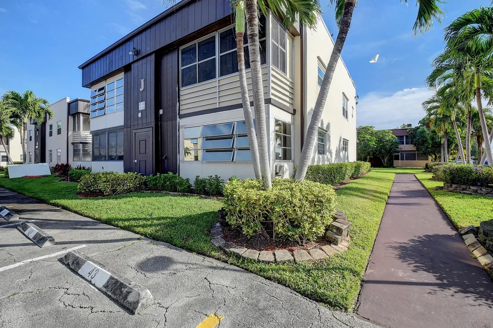 Unit for sale at 456 Burgundy J, Delray Beach, FL 33484