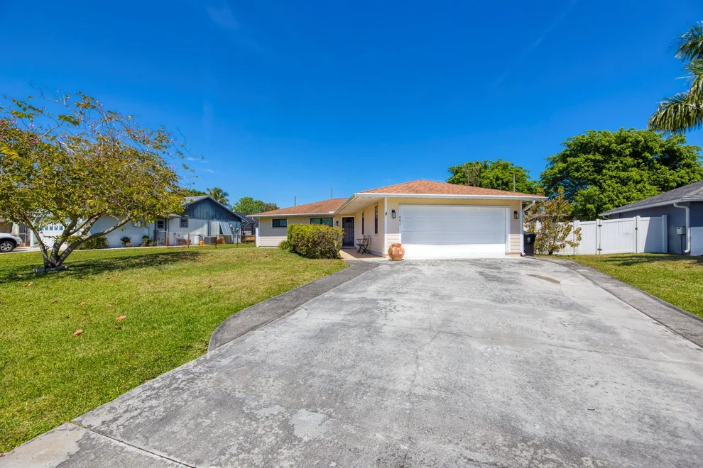 Unit for sale at 661 SE Sweetbay Ave Avenue, Port St Lucie, FL 34983