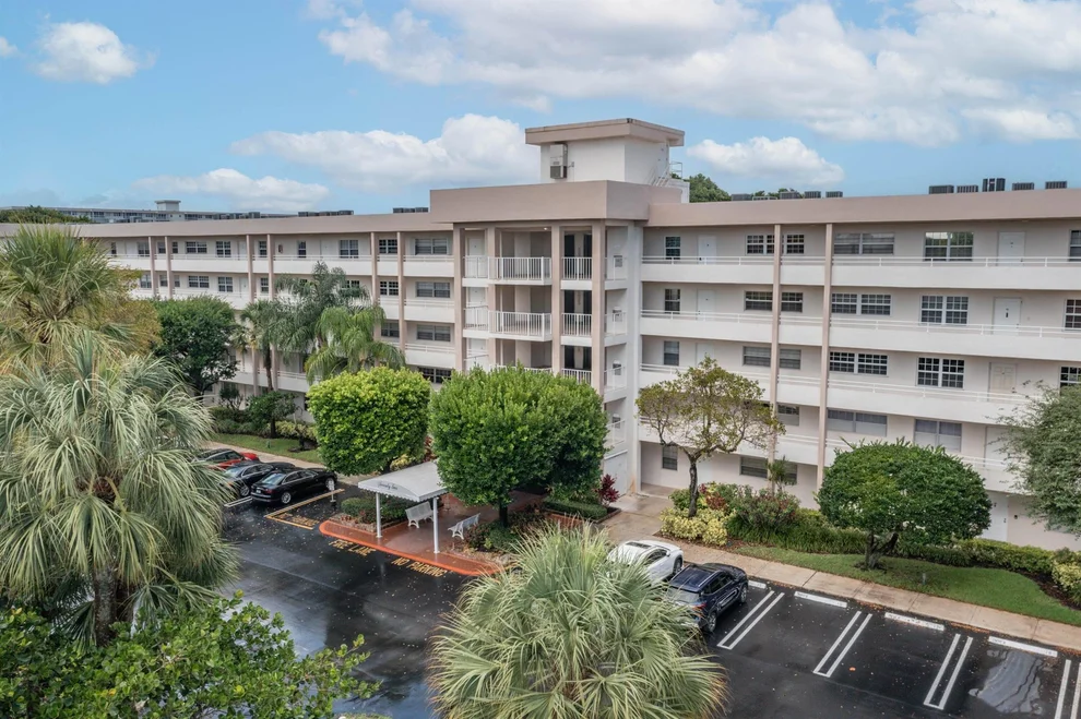 Unit for sale at 3850 Oaks Clubhouse Drive, Pompano Beach, FL 33069