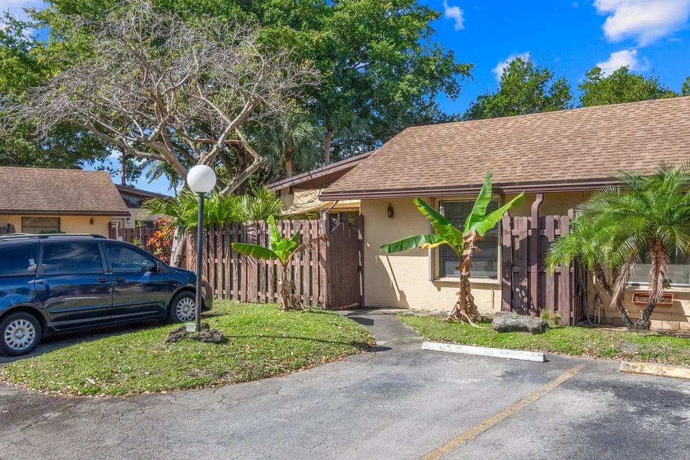 Unit for sale at 639 Briarwood Circle, Hollywood, FL 33024