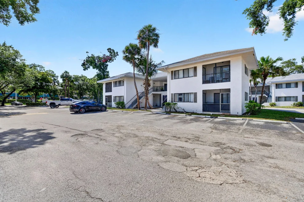 Unit for sale at 2550 SW 18th Terrace, Fort Lauderdale, FL 33315