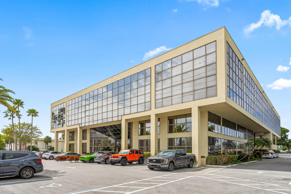 Unit for sale at 631 Us-1, North Palm Beach, FL 