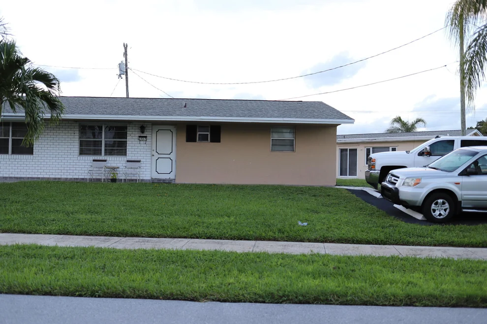 Unit for sale at 2717 Ponce De Leon Boulevard, Delray Beach, FL 33445