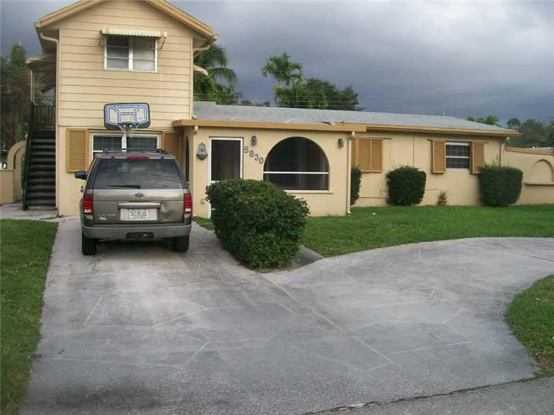 Unit for sale at 5830 SW 54th Te, Davie, FL 33314
