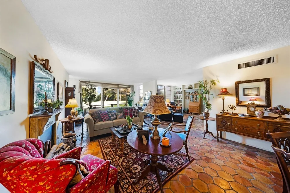 Unit for sale at 3930 Oaks Clubhouse Drive, Pompano Beach, FL 33069