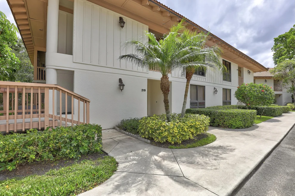 Unit for sale at 215 Brackenwood Terrace, Palm Beach Gardens, FL 33418
