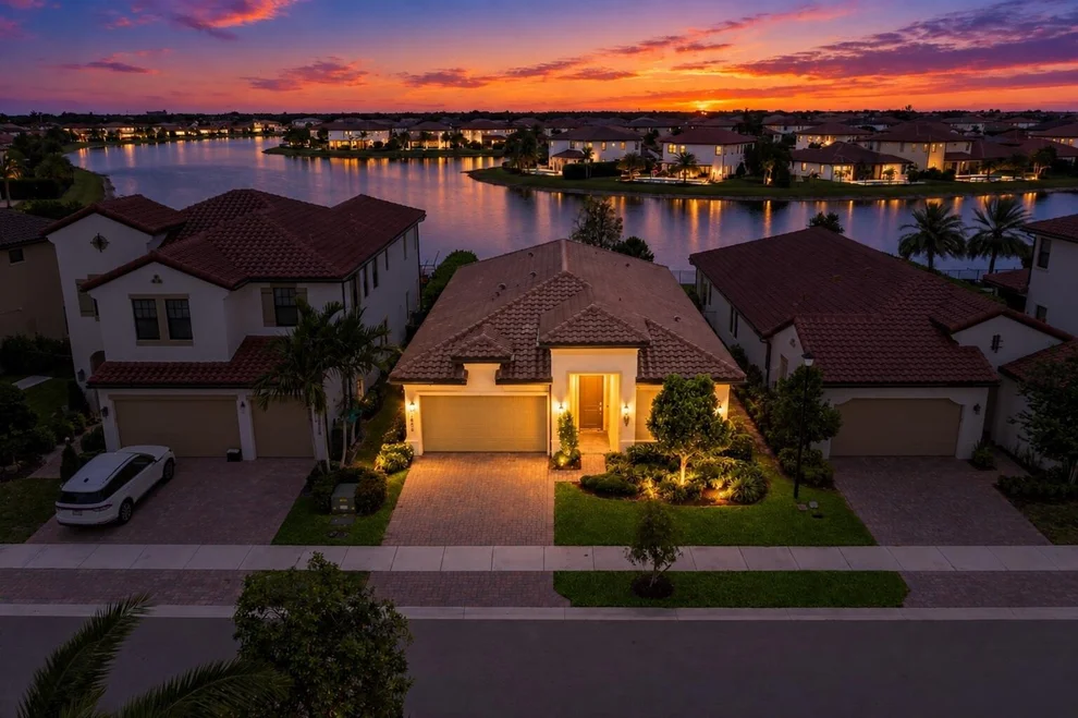 Unit for sale at 11850 N Baypoint Circle, Parkland, FL 33076