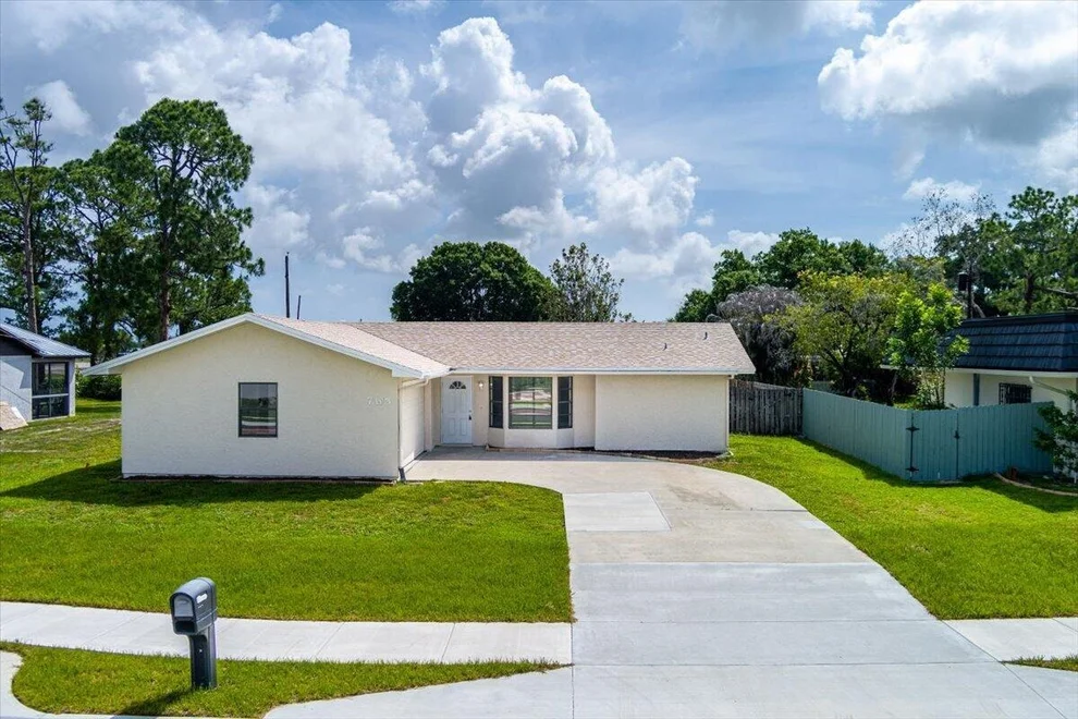 Unit for sale at 765 SE Floresta Drive, Port St Lucie, FL 34983