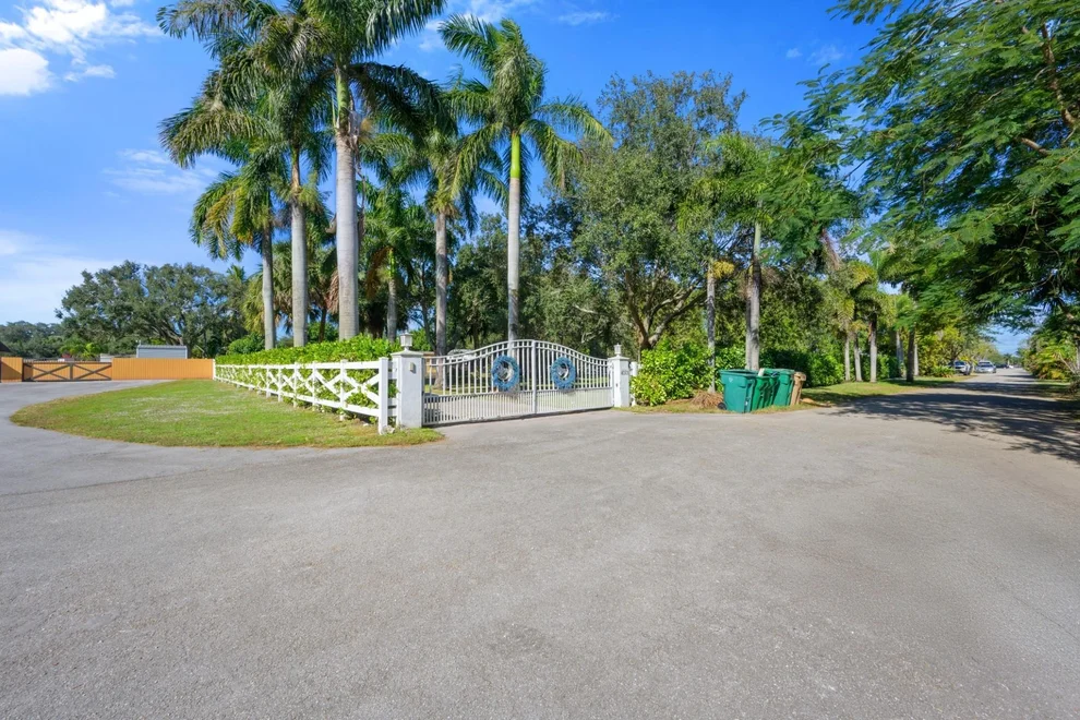 Unit for sale at 4001 SW 73rd Avenue, Davie, FL 33314