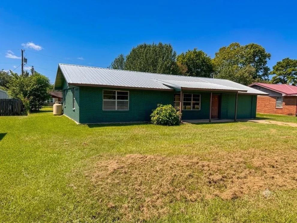 Unit for sale at 312 E Meadowview Lane, Valliant, OK 74764