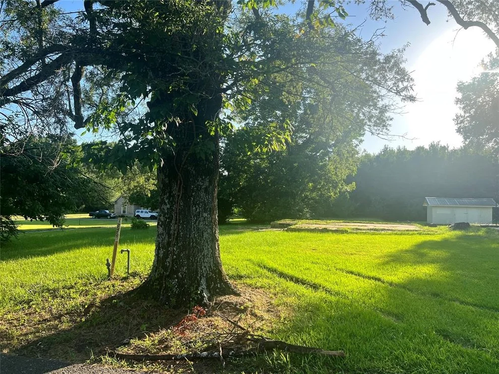 Unit for sale at 709 SE Avenue J, Idabel, OK 74745