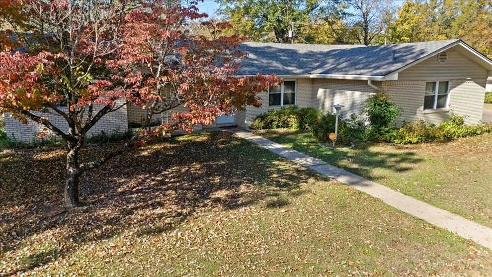 Unit for sale at 501 SE Avenue J, Idabel, OK 74745