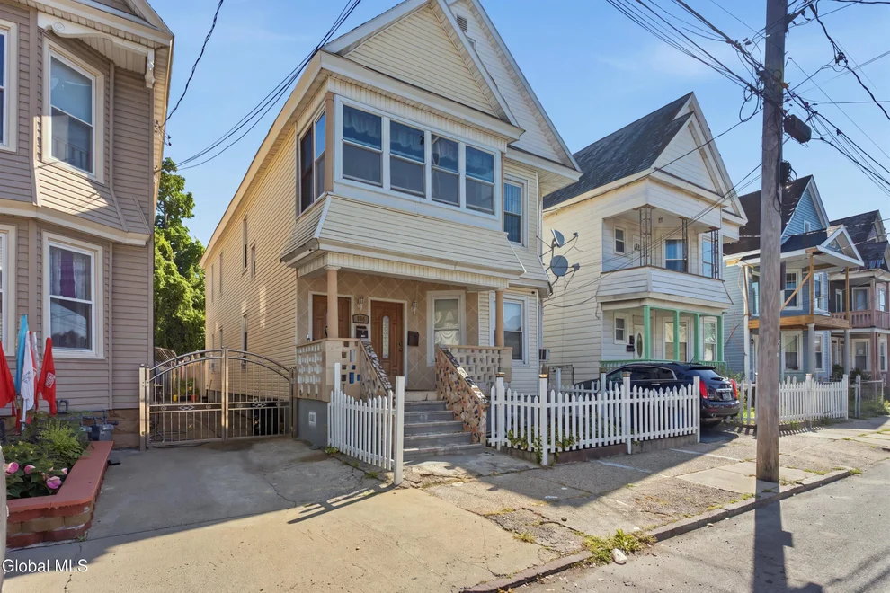 Unit for sale at 825 Lincoln Avenue, Schenectady, NY 12307