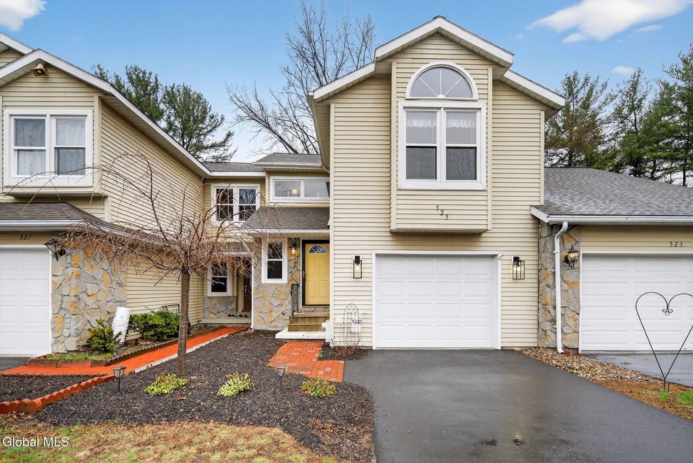 Unit for sale at 525 Highwood Circle, Guilderland, NY 12203
