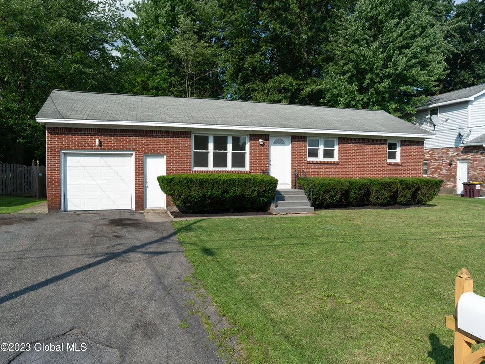 Unit for sale at 4 Eastwood Drive, Colonie, NY 12205