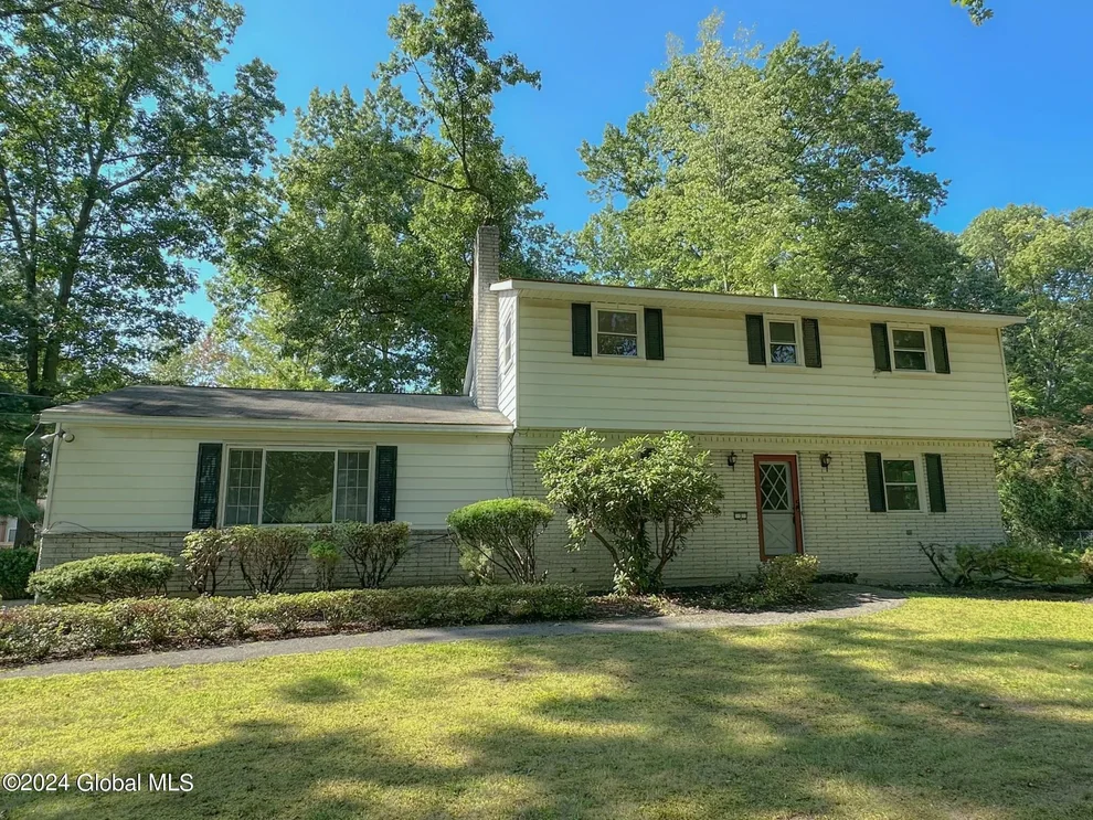 Unit for sale at 3 Huckleberry Lane, Clifton Park, NY 12019