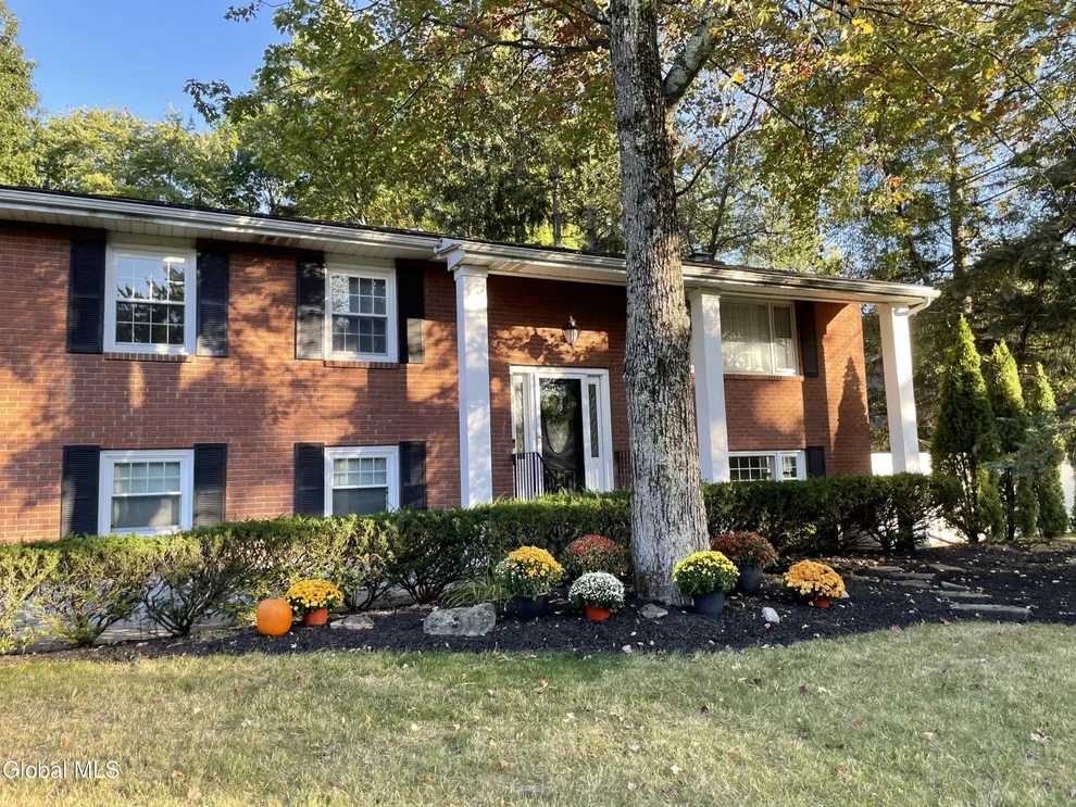 Unit for sale at 17 Ashley Drive, Colonie, NY 12110