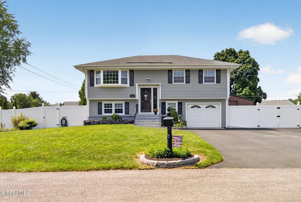 Unit for sale at 33 Hawthorne Court, Colonie, NY 12211
