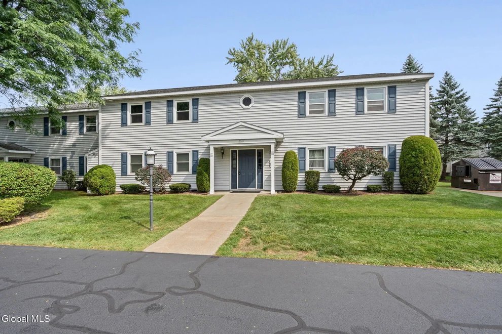 Unit for sale at 125 Cedarview Lane, Colonie, NY 12189
