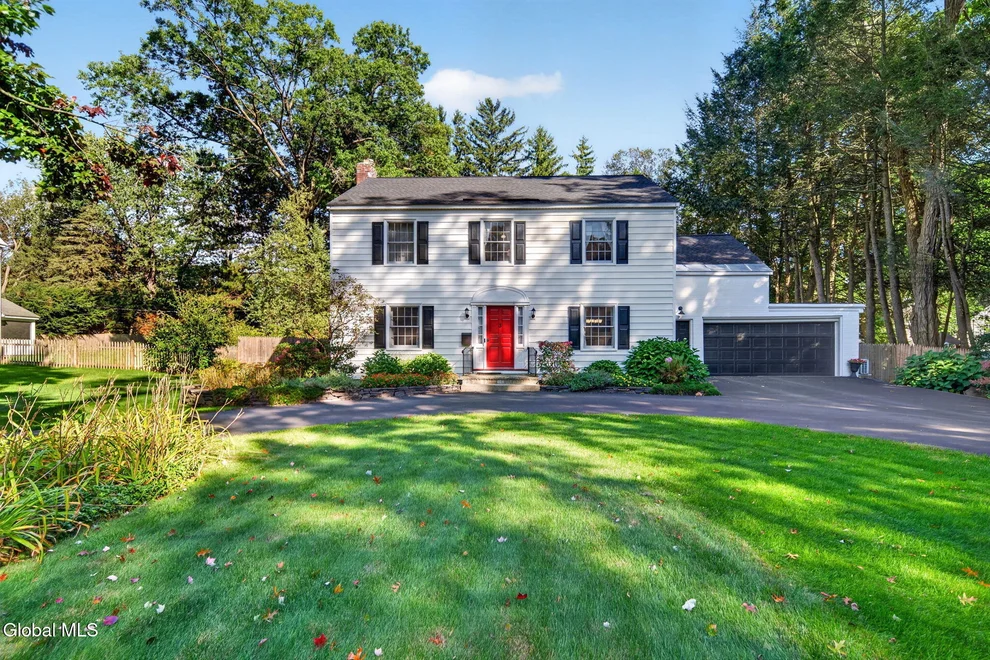 Unit for sale at 3 Locust Lane, Colonie, NY 12211
