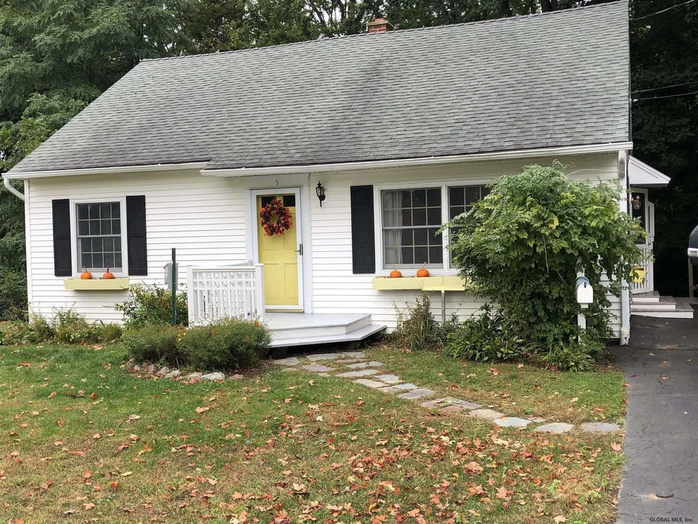 Unit for sale at 5 MANN Drive, Castleton-on-Hudson, NY 12033