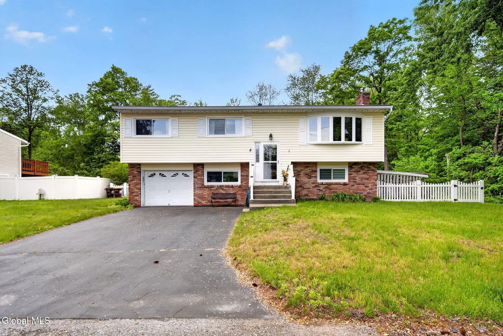 Unit for sale at 8 Amy Lane, Colonie, NY 12205