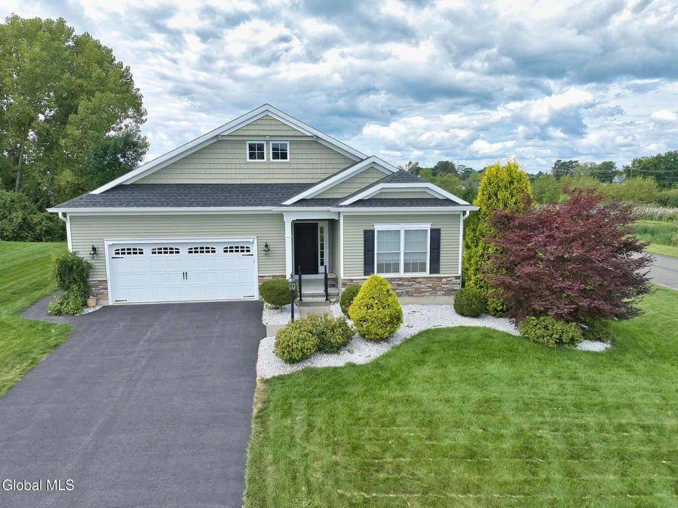Unit for sale at 2 Julia Circle, Halfmoon, NY 12118