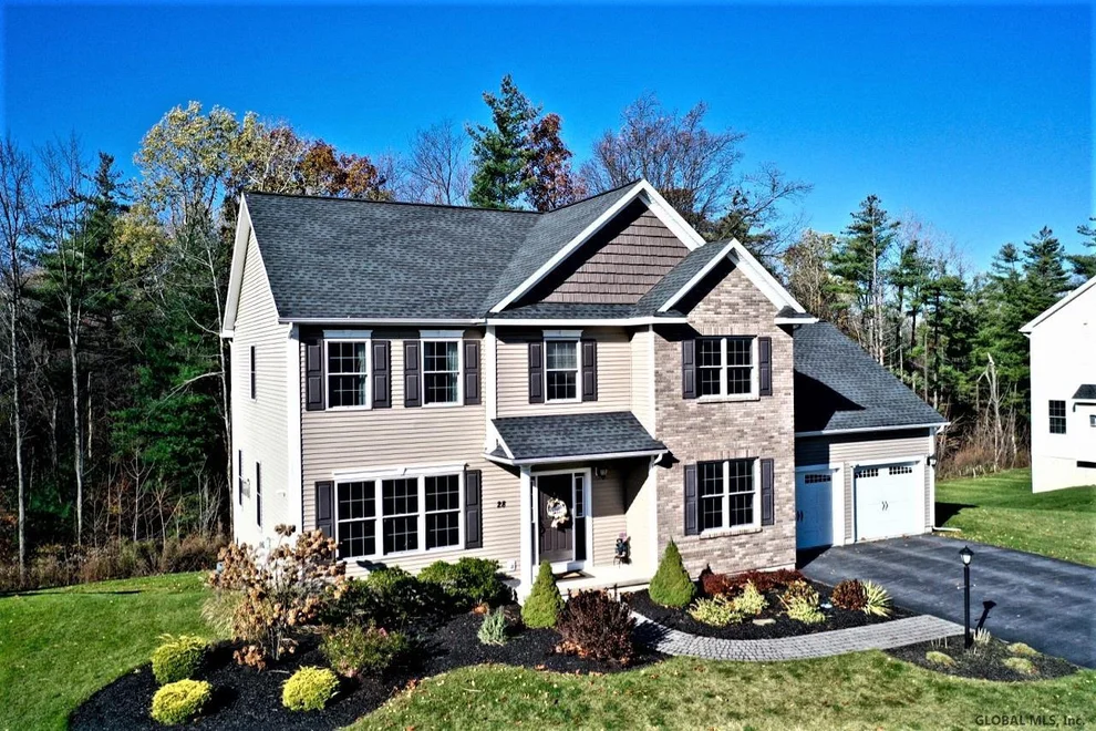 Unit for sale at 28 STONE CREST Drive, Halfmoon, NY 12118
