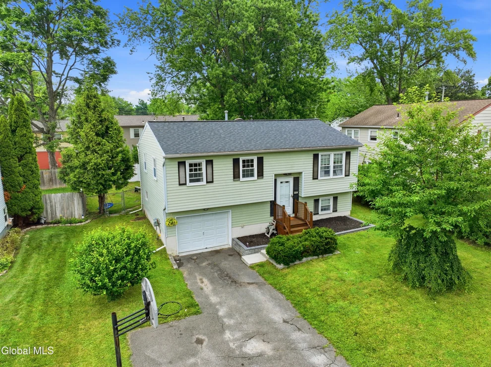 Unit for sale at 4 Denise Court, East Greenbush, NY 12144