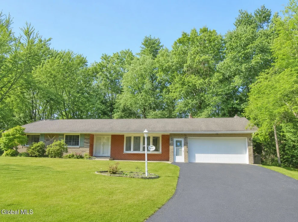 Unit for sale at 915 Londonderry Court, Schenectady, NY 12309