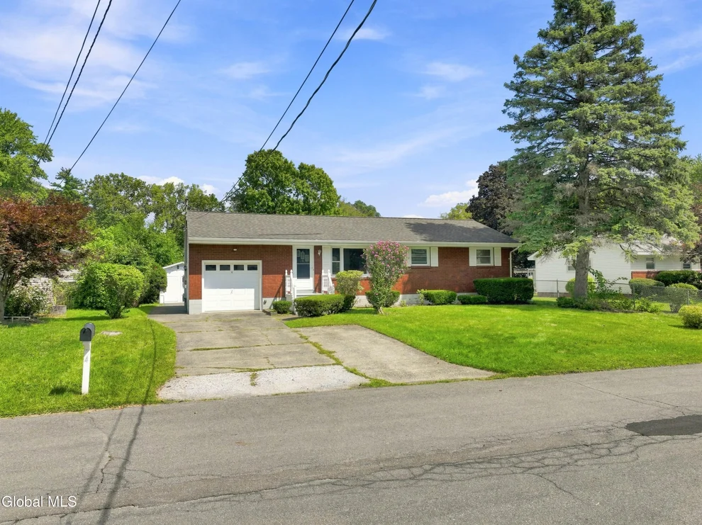 Unit for sale at 4 Pettibone Drive, Colonie, NY 12205
