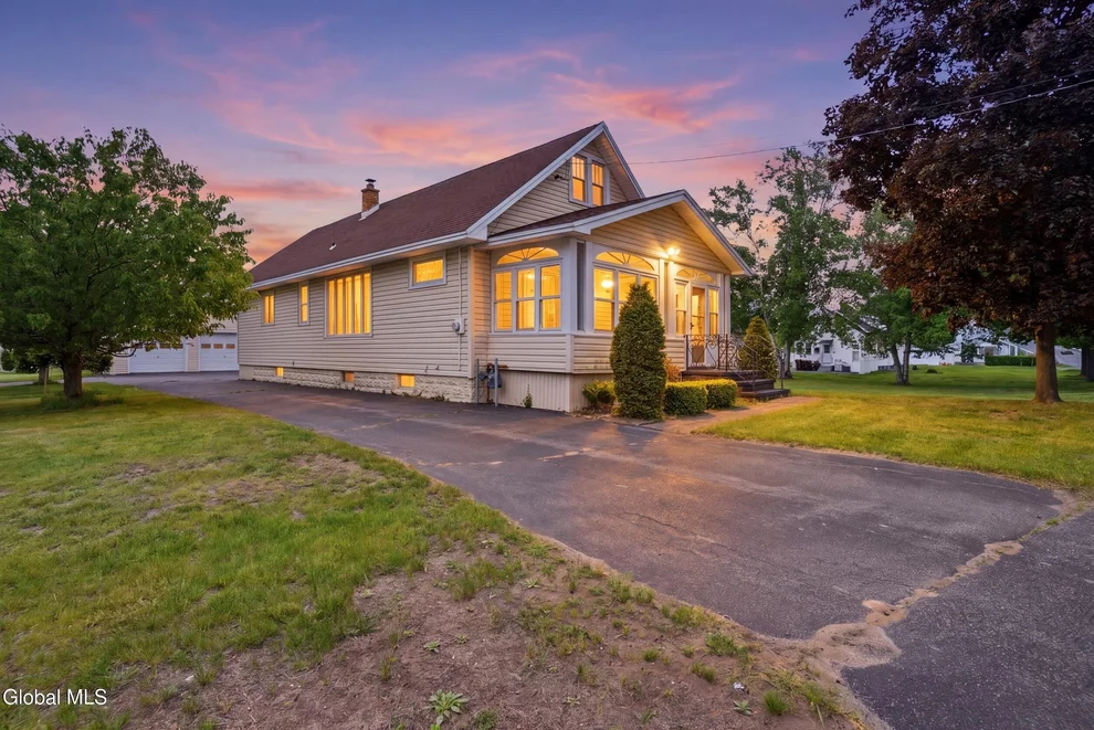 Unit for sale at 113 Mariaville Road, Rotterdam, NY 12306