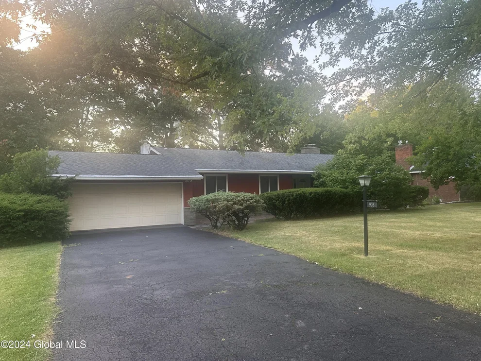 Unit for sale at 903 Londonderry Court, Schenectady, NY 12309
