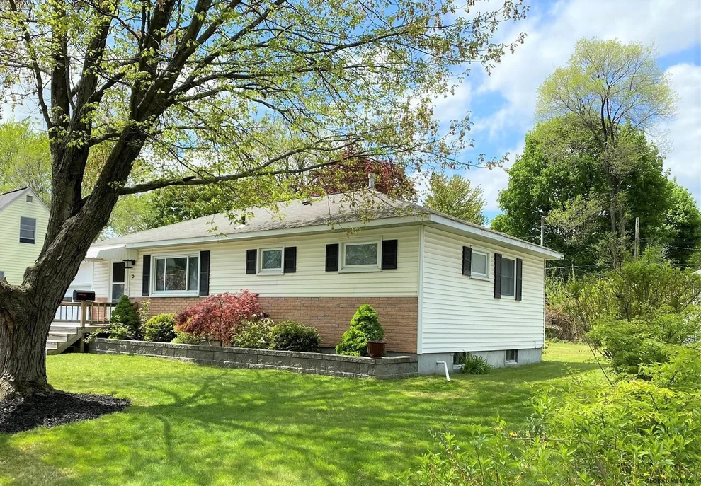 Unit for sale at 5 HUCKLEBERRY Lane, Colonie, NY 12205