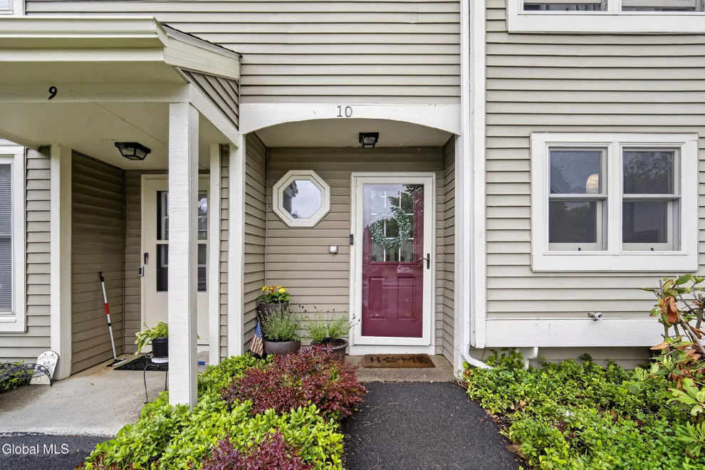 Unit for sale at 10 Redcoat Court, Halfmoon, NY 12065