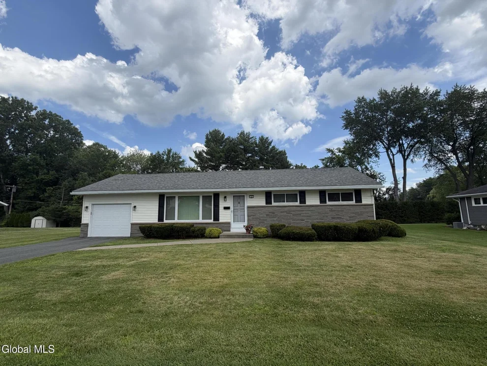 Unit for sale at 13 Blue Creek Lane, Colonie, NY 12110