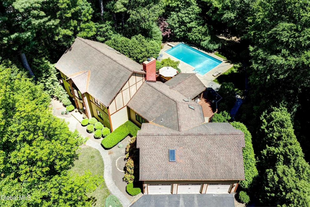 Unit for sale at 16 Innisbrook Drive, Clifton Park, NY 12065