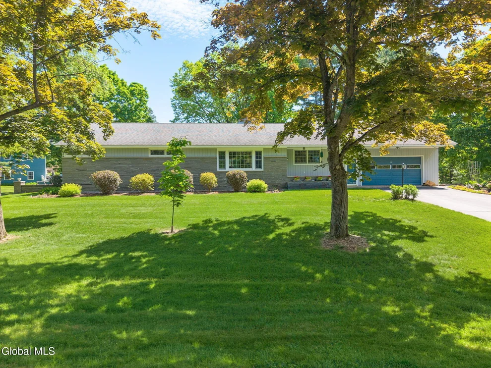 Unit for sale at 6 W Hite Court, Guilderland, NY 12303
