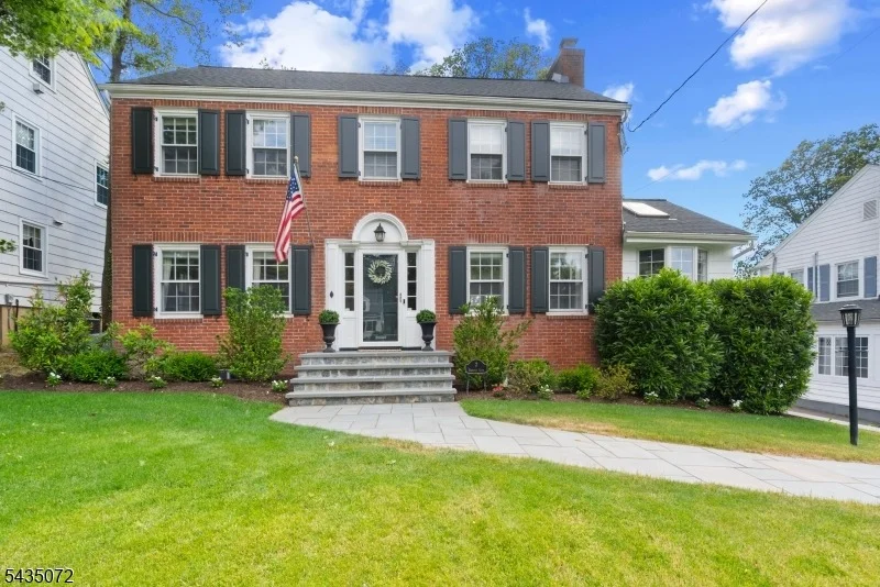 Unit for sale at 7 Birdseye Gln, Verona Twp., NJ 07044-2304