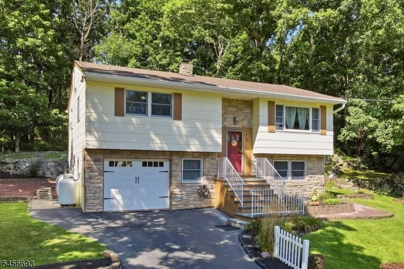 Unit for sale at 25 Elm Tree Rd, Vernon Twp., NJ 07422-1019