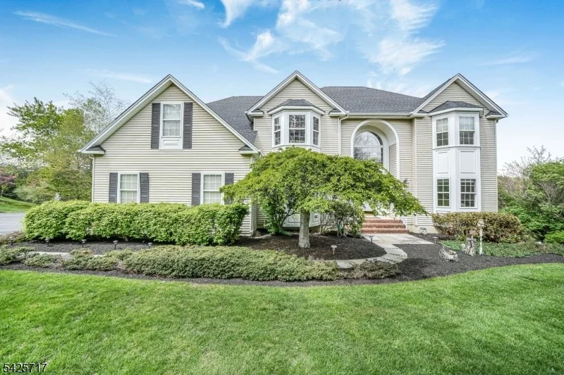 Unit for sale at 6 Wolfe Run Ct, Washington Twp., NJ 07853-3083