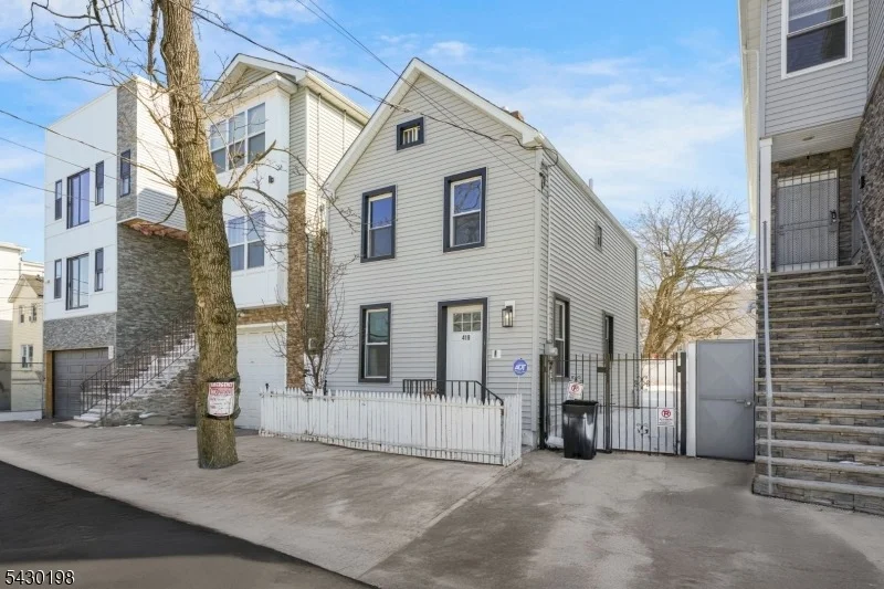 Unit for sale at 418 S 10Th St, Newark City, NJ 07103-2129